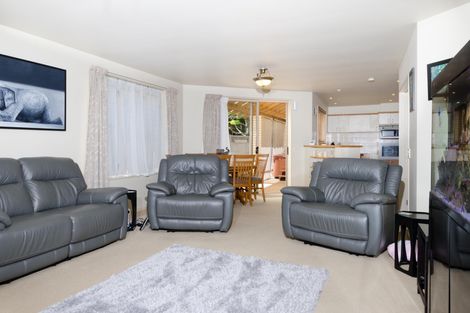 Photo of property in 2/15 Stoneleigh Court, Sunnynook, Auckland, 0632