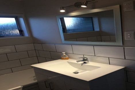 Photo of property in 7b Tatua Place, Conifer Grove, Takanini, 2112