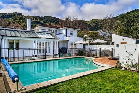 Photo of property in 25 Cheviot Road, Lowry Bay, Lower Hutt, 5013