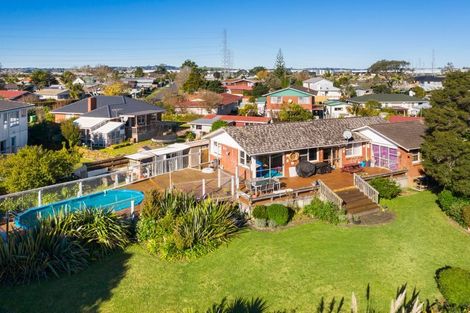 Photo of property in 65 Edgewater Drive, Pakuranga, Auckland, 2010