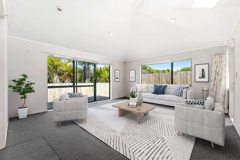 Photo of property in 2/52 Donald Street, Stanmore Bay, Whangaparaoa, 0932