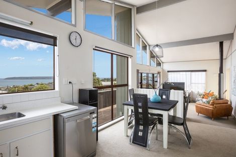 Photo of property in 106 Gloaming Hill, Titahi Bay, Porirua, 5022