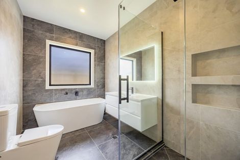 Photo of property in 13 Mcindoe Road, Kumeu, 0810