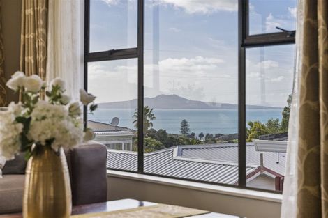 Photo of property in 1/28 Knights Road, Rothesay Bay, Auckland, 0630