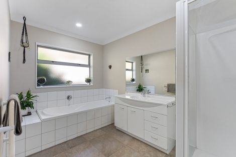 Photo of property in 14 Leanne Way, Waikanae Beach, Waikanae, 5036