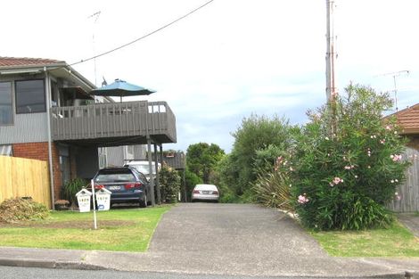 Photo of property in 1/1078 Beach Road, Torbay, Auckland, 0630