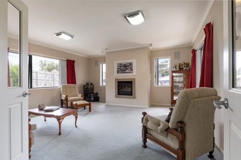 Photo of property in 15 Gavinike Place, Waimauku, 0812