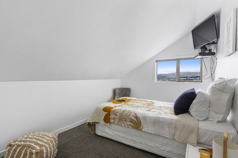 Photo of property in 5 Countess Close, Maupuia, Wellington, 6022