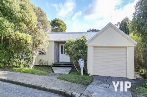 Photo of property in 10 Miles Crescent, Newlands, Wellington, 6037