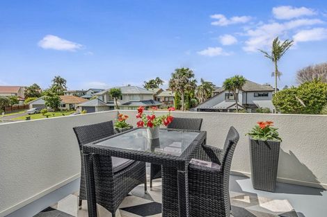 Photo of property in 2 Harbour Lights Close, West Harbour, Auckland, 0618