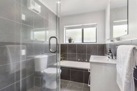 Photo of property in 70 Golfland Drive, Golflands, Auckland, 2013