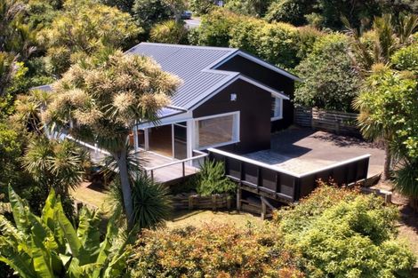 Photo of property in 98 Seaview Road, Piha, New Lynn, 0772