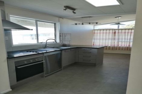 Photo of property in 68 Hutchinsons Road, Bucklands Beach, Auckland, 2014