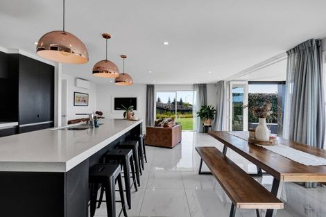 Photo of property in 4 Vardon Way, Waiwhakaiho, New Plymouth, 4312