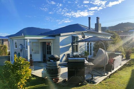 Photo of property in 108 Waikawa Road, Picton, 7220