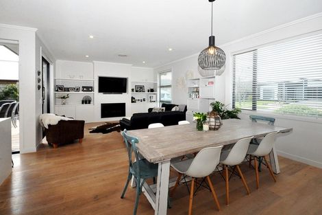 Photo of property in 8 Bellamont Street, Kumeu, 0810