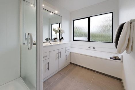 Photo of property in 2/7 Te Atatu Road, Te Atatu South, Auckland, 0610