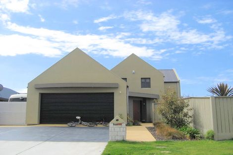 Photo of property in 2 Parkinson Place, Woodend, 7610