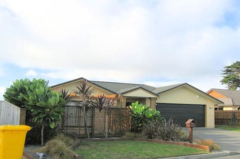 Photo of property in 27 Quadrant Heights, Paraparaumu, 5032