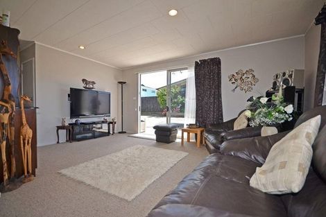 Photo of property in 9 Ballial Place, West Harbour, Auckland, 0618