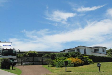 Photo of property in 8a Vela Place, Clarks Beach, 2122