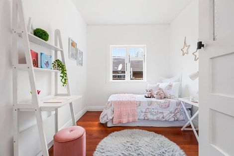 Photo of property in 1-2/6a Pohutukawa Street, Woburn, Lower Hutt, 5010