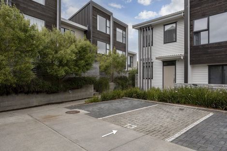 Photo of property in 13/15 Chivalry Road, Glenfield, Auckland, 0629