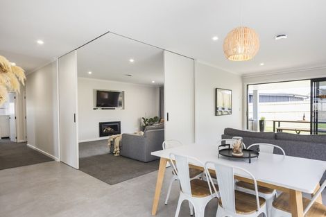 Photo of property in 49 Vaucluse Heights, Fitzherbert, Palmerston North, 4410