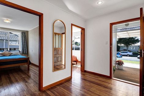 Photo of property in 62 Lismore Street, Merrilands, New Plymouth, 4312