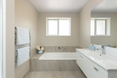 Photo of property in 7 Lakeside Terrace, Omokoroa, 3114