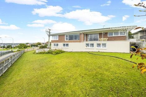 Photo of property in 520 Glenfield Road, Glenfield, Auckland, 0629