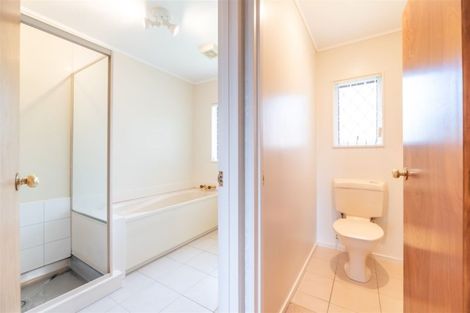 Photo of property in 2 Bosnyak Drive, Te Atatu South, Auckland, 0610