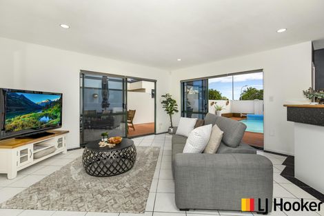 Photo of property in 82 Glenross Drive, Wattle Downs, Auckland, 2103