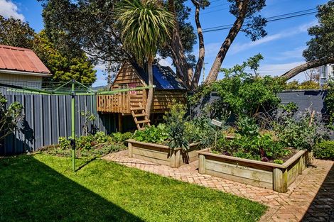 Photo of property in 2 Roxburgh Grove, Petone, Lower Hutt, 5012