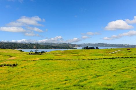 Photo of property in 205 Vaughans Road, Okura, Auckland, 0792