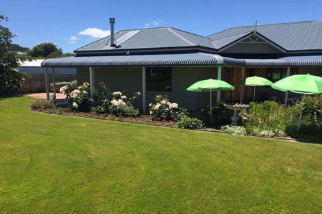 Photo of property in 20 Paraekaretu Street, Hunterville, 4730