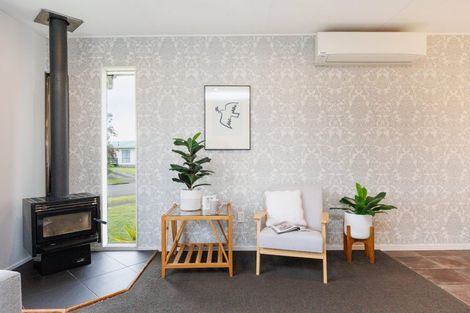 Photo of property in 18 Cumberland Place, Kelvin Grove, Palmerston North, 4414