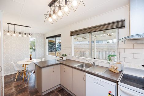 Photo of property in 18 Cumberland Place, Kelvin Grove, Palmerston North, 4414