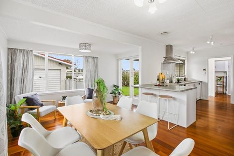 Photo of property in 247 Mangorei Road, Merrilands, New Plymouth, 4312