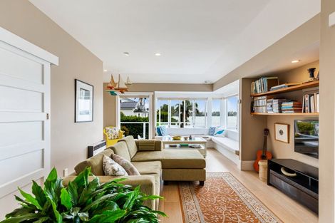 Photo of property in 22 Stanley Point Road, Stanley Point, Auckland, 0624