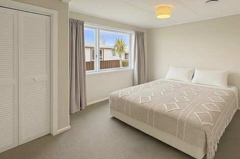 Photo of property in 6 Salford Street, Newlands, Wellington, 6037