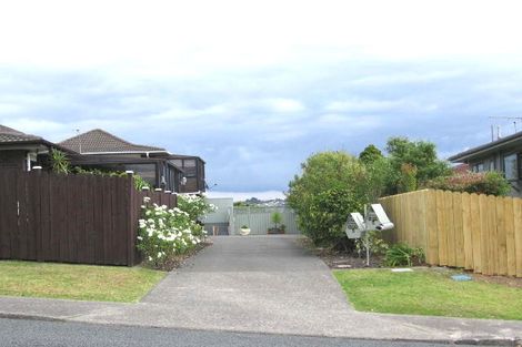 Photo of property in 2/1076 Beach Road, Torbay, Auckland, 0630