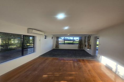 Photo of property in 9 Tatau Way, Te Atatu Peninsula, Auckland, 0610