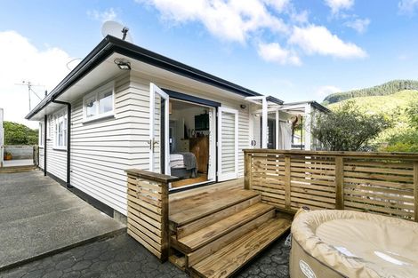 Photo of property in 31 Kiwi Crescent, Tawa, Wellington, 5028