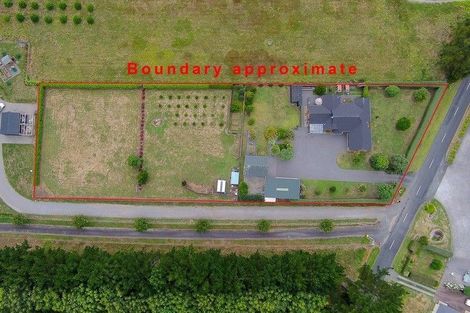 Photo of property in 12 Beach Road, Urenui, 4377