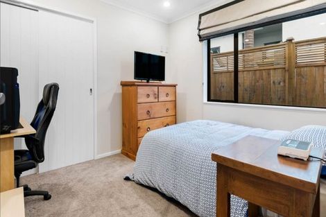 Photo of property in 9 Trotting Terrace, Fairview Heights, Auckland, 0632