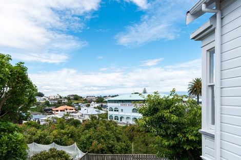 Photo of property in 18 Cobden Road, Bluff Hill, Napier, 4110