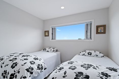 Photo of property in 2 Oakpark Place, West Harbour, Auckland, 0618