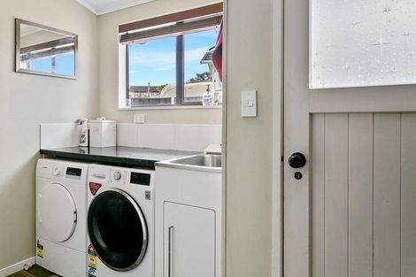 Photo of property in 2 Battersea Place, Richmond Heights, Taupo, 3330