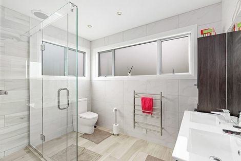 Photo of property in 53 Motu Road, Kumeu, 0891